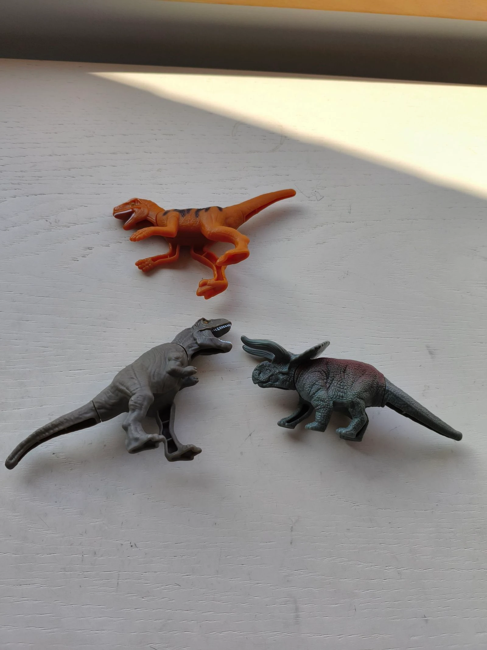 Juguetes de McDonald's de dinosaurios de la colección 2024 – photo 5